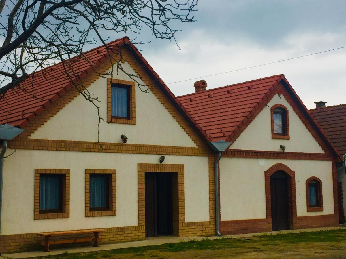 Takacs Pince Apartman Hajos Exterior foto